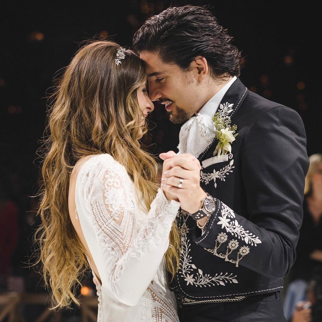 En el rancho de su abuelo, Alex Fernández celebra su segundo aniversario de bodas