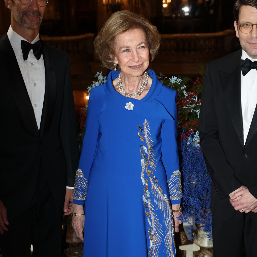 La reina Sofía, pura elegancia con vestido de pedrería y collar de perlas Kasumiga