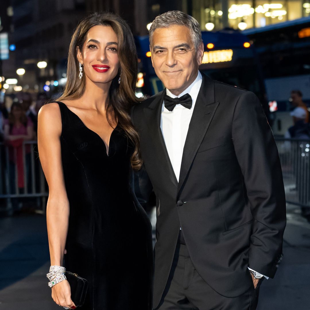 Amal Clooney acapara las miradas con vestido de terciopelo en Nueva York