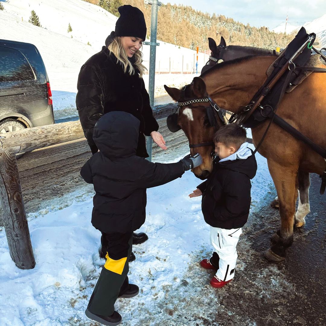 Alice Campello con sus hijos acariciando un caballo