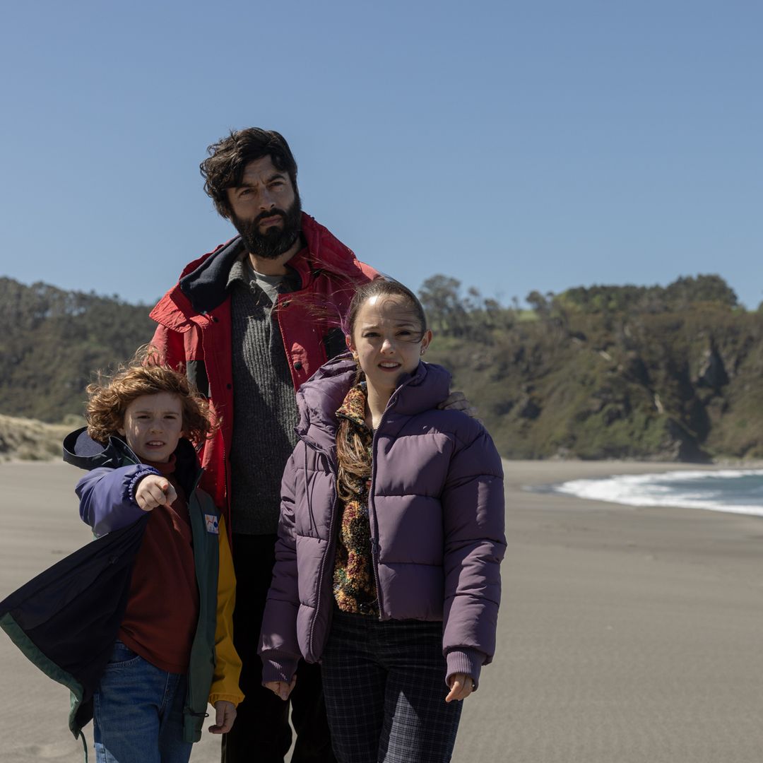 La última noche en Tremor, serie de Netflix, rodada en Puerto de Vega y el occidente de Asturias y protagonizada por Javier Rey