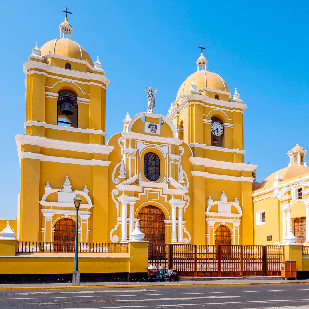 catedral de Trujillo en la plaza de Armas, Perú