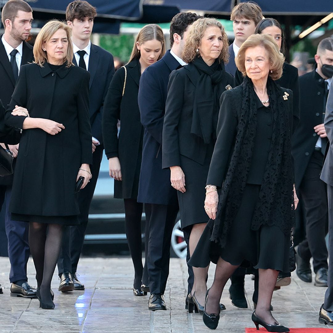 El rey Juan Carlos, arropado por su familia en el funeral de su cuñado