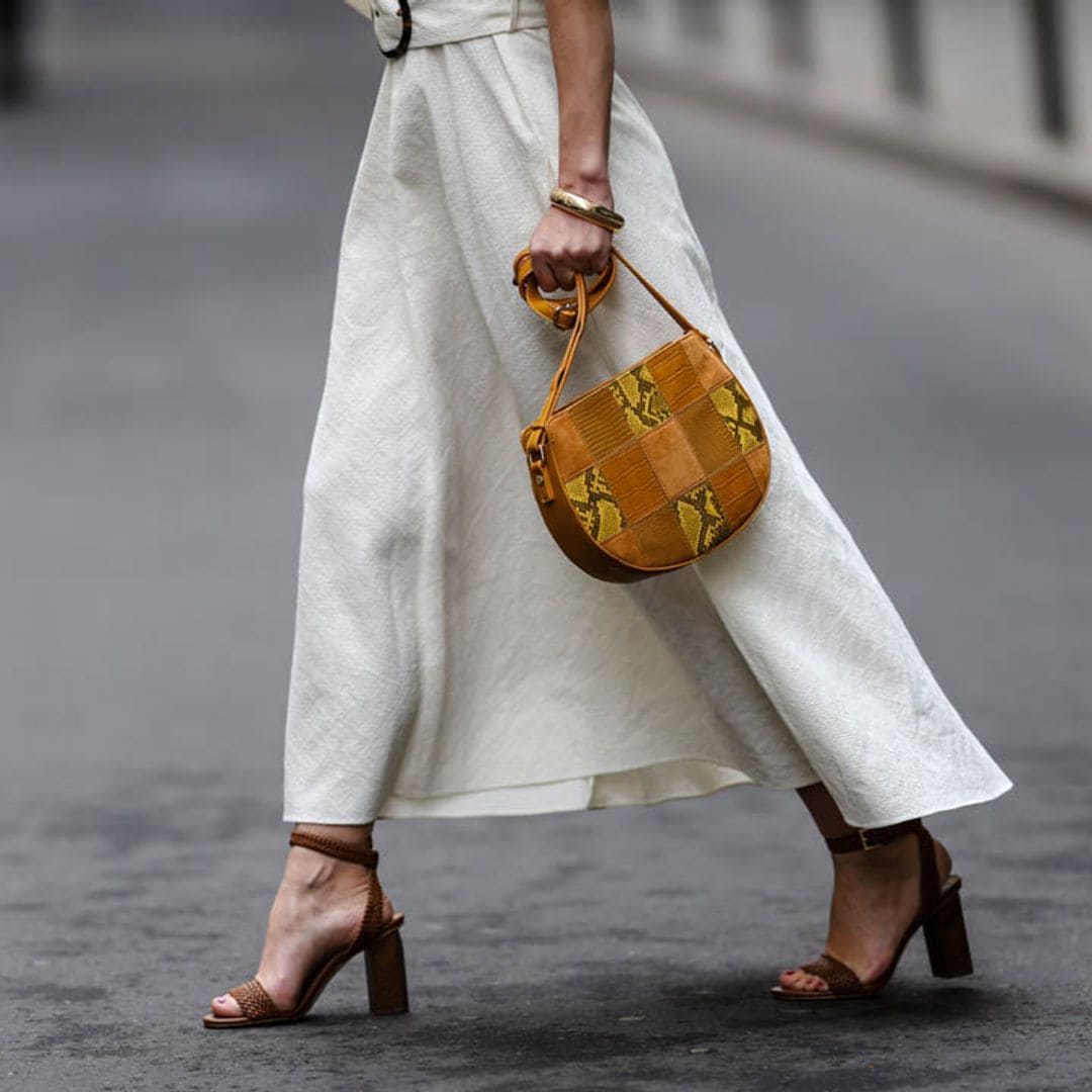 Sandalias con pulsera al tobillo, el truco infalible para llevar tacones y estar cómoda