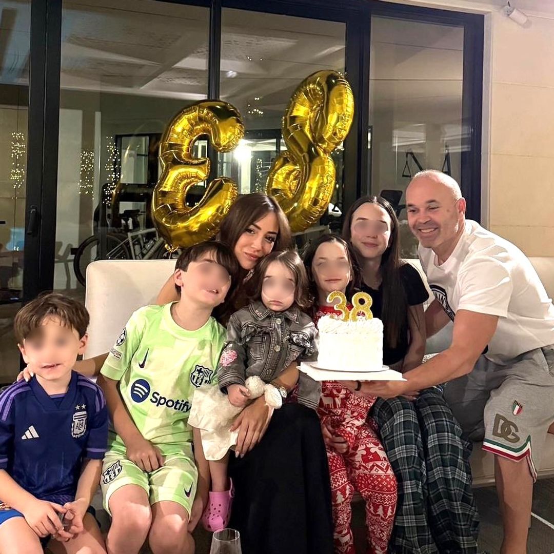 La gran celebración familiar del exfutbolista Andrés Iniesta junto a su mujer y sus cinco hijos