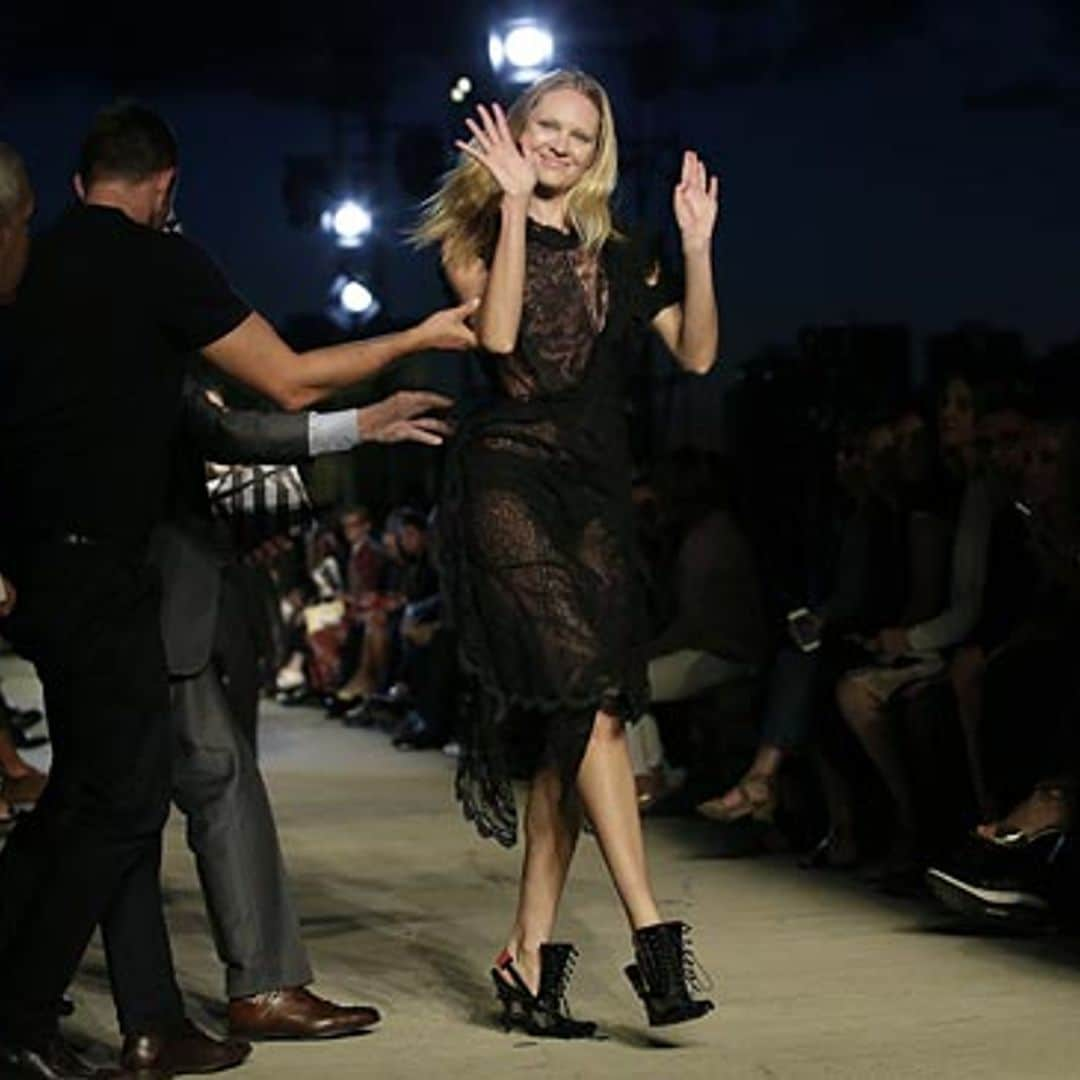 Candice Swanepoel y su incómodo momento en el debut neoyorquino de Givenchy