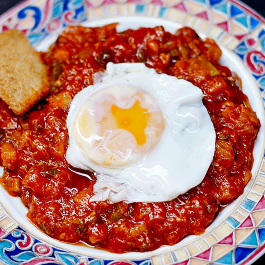 Pisto manchego con huevo frito