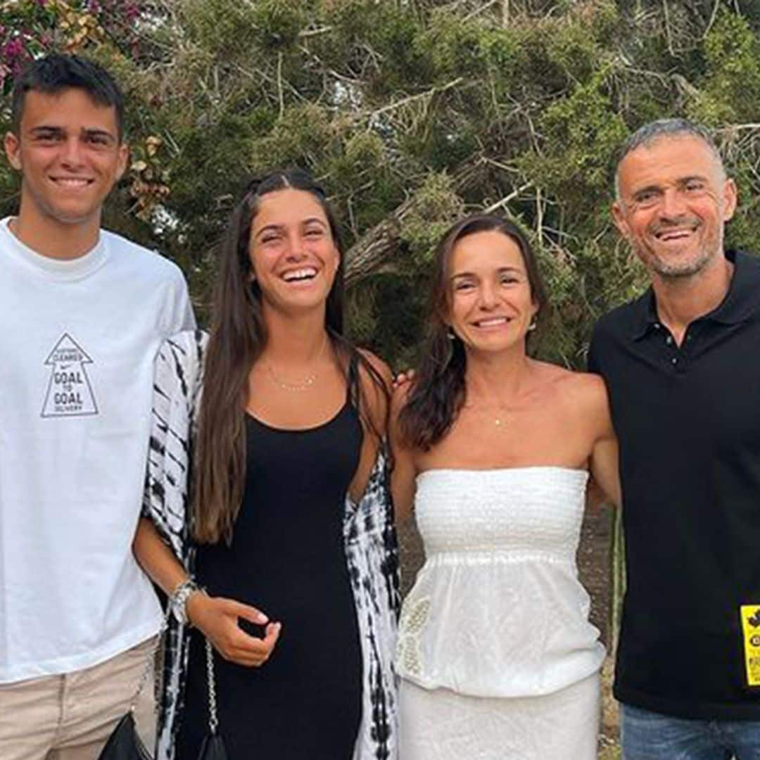 Luis Enrique celebra las bodas de plata con Elena Cullel, la mujer de su vida y madre de sus tres hijos