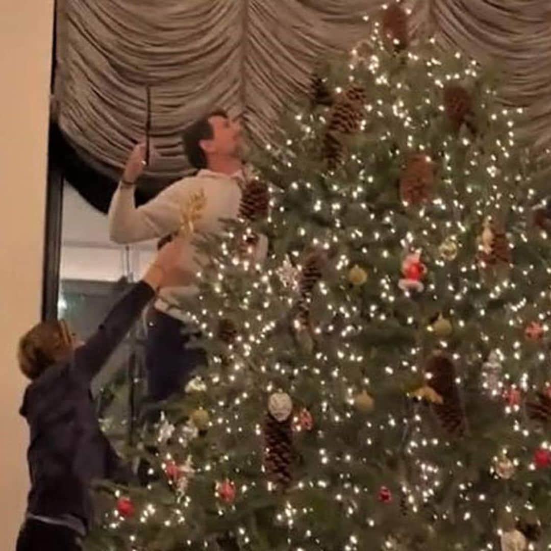 Pablo y Achileas de Grecia ponen el árbol de Navidad...y te impresionará lo grande que es