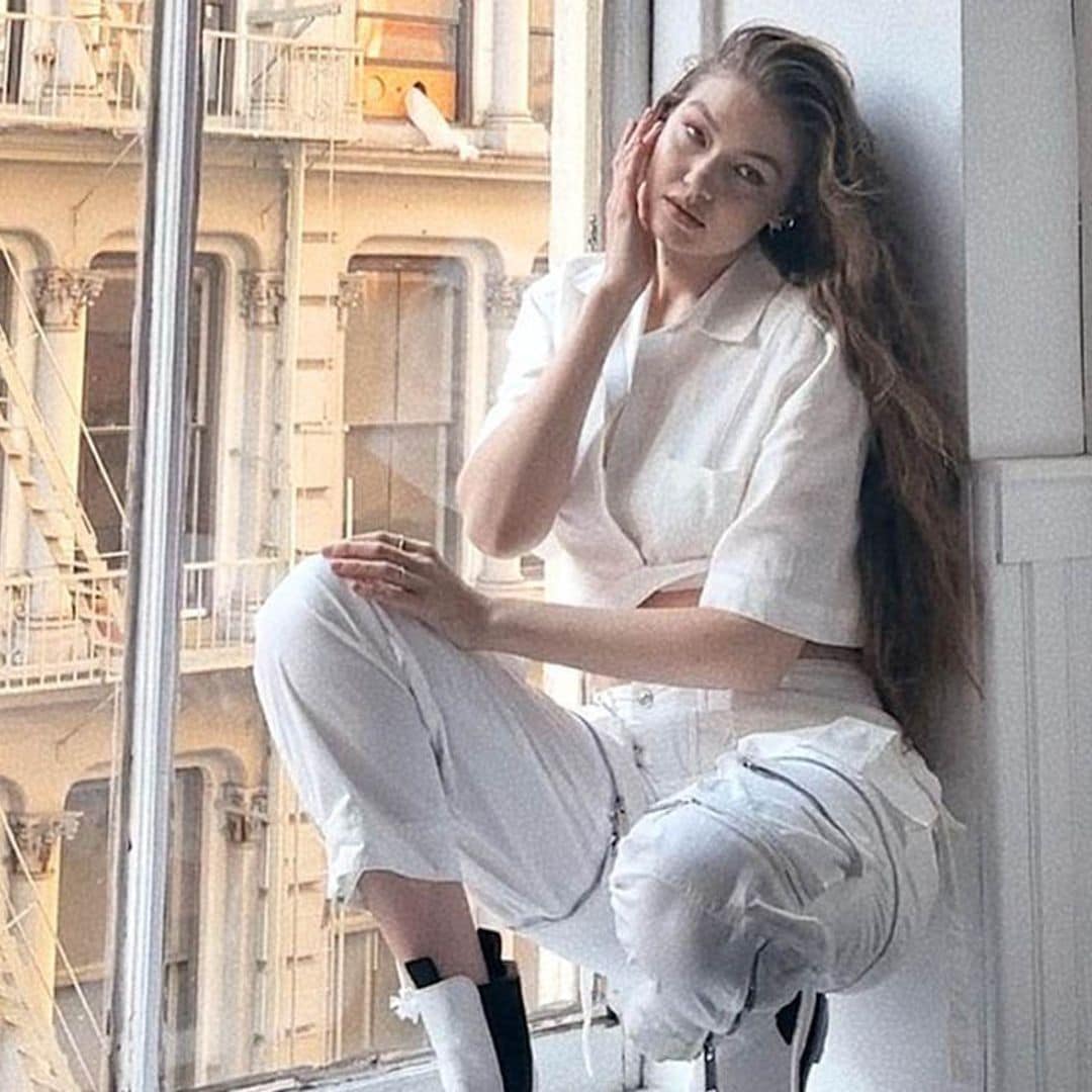 Si vas a llevar unos botines blancos, combínalos como Gigi Hadid