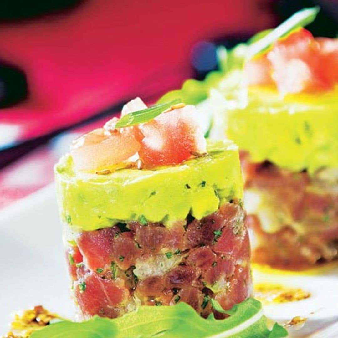 Tartar de atún con guacamole y vinagreta de soja