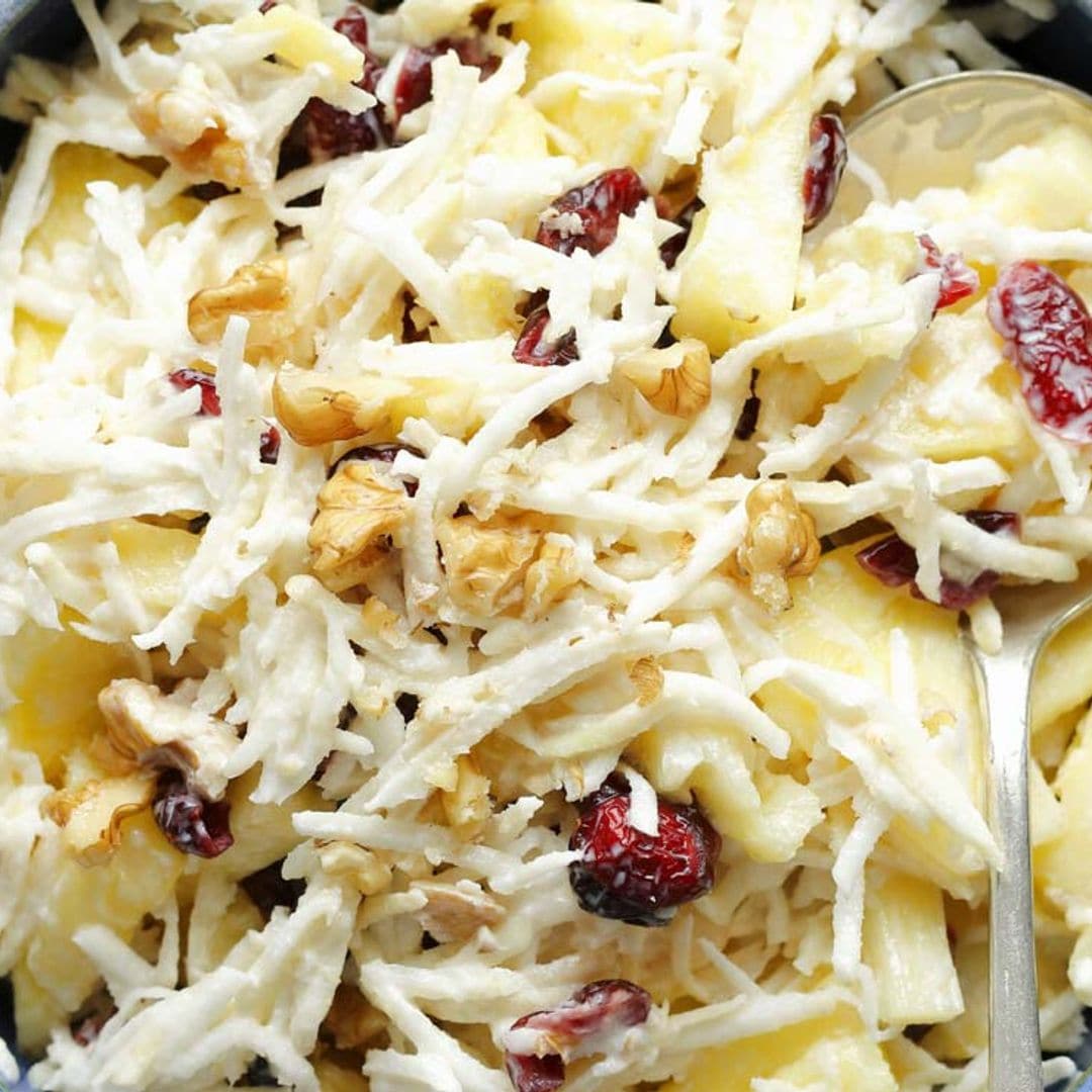 Ensalada de apionabo, piña y arándanos