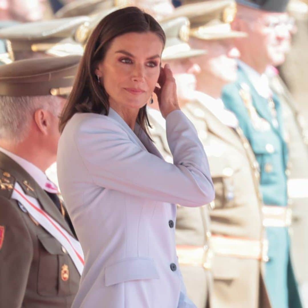 La reina Letizia, pura elegancia en Zaragoza con un nuevo traje azul cielo y pendientes de zafiros