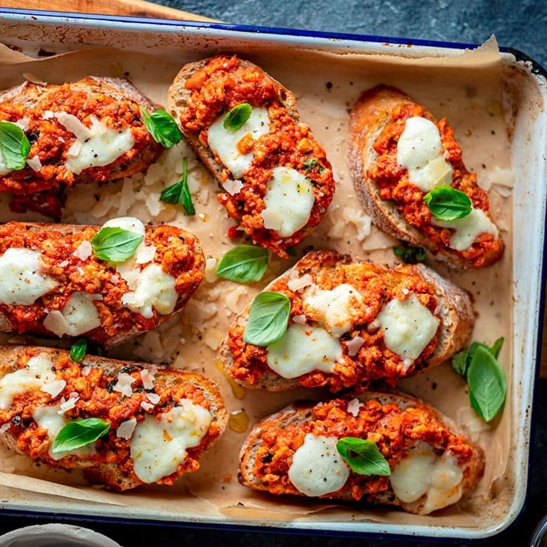 Tostadas gratinadas de boloñesa y mozzarella