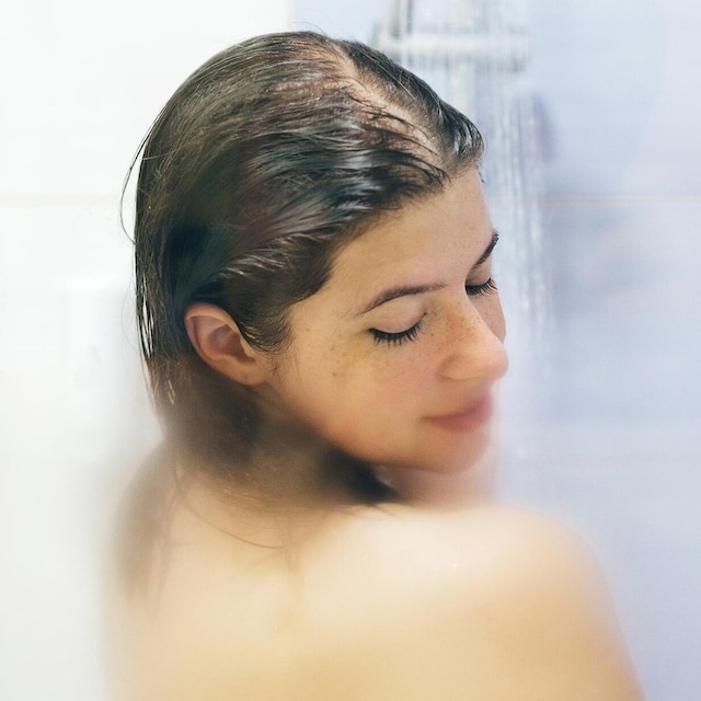 mujer lav ndose el cabello en la ducha