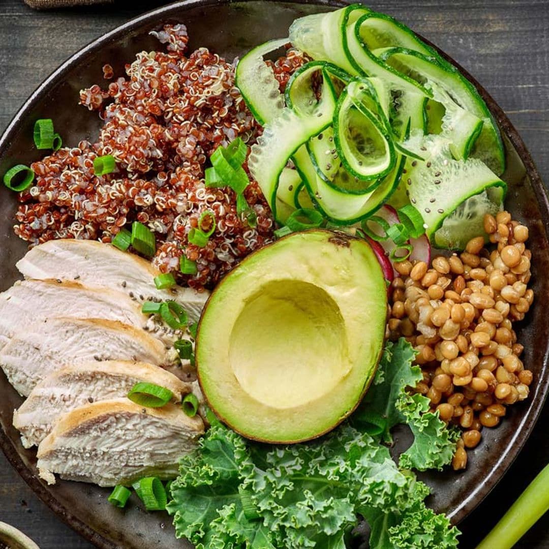 Ensalada de quinoa, pollo, aguacate y lentejas