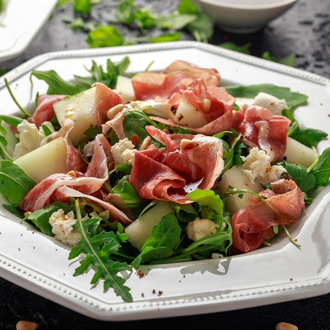 Ensalada de melón con jamón, queso curado y piñones