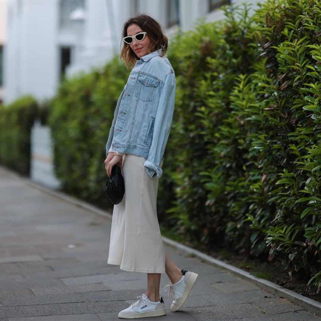 Confirmado: las zapatillas que mejor quedan con vestido son siempre blancas