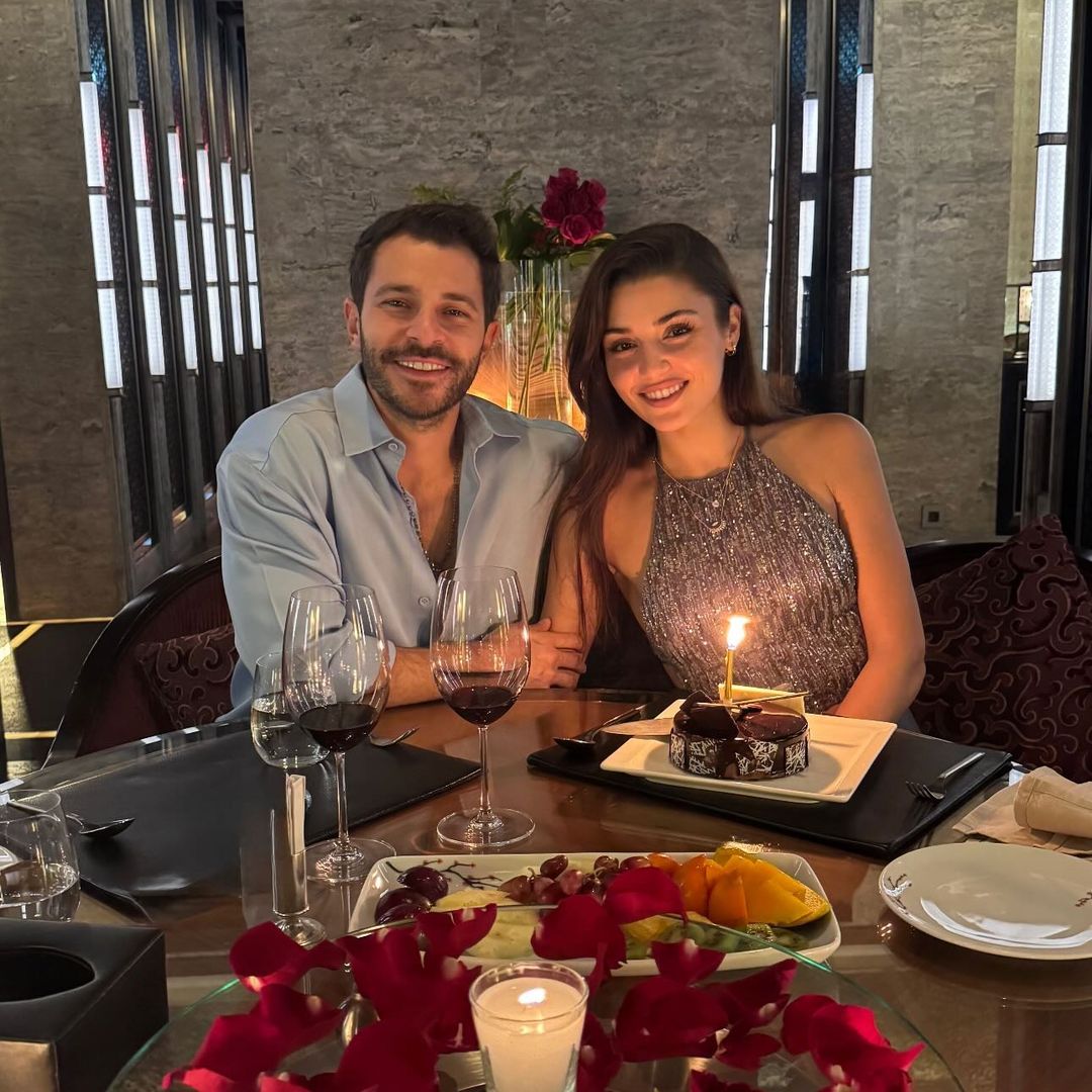 Hande Erçel celebra su cumpleaños en Egipto, enamorada y en un gran momento profesional