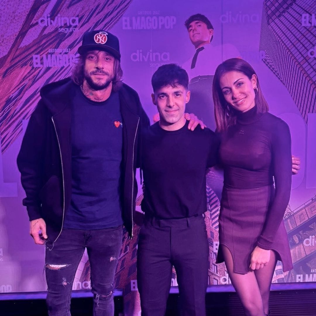 Hiba Abouk y Antonio Revilla con el Mago Pop