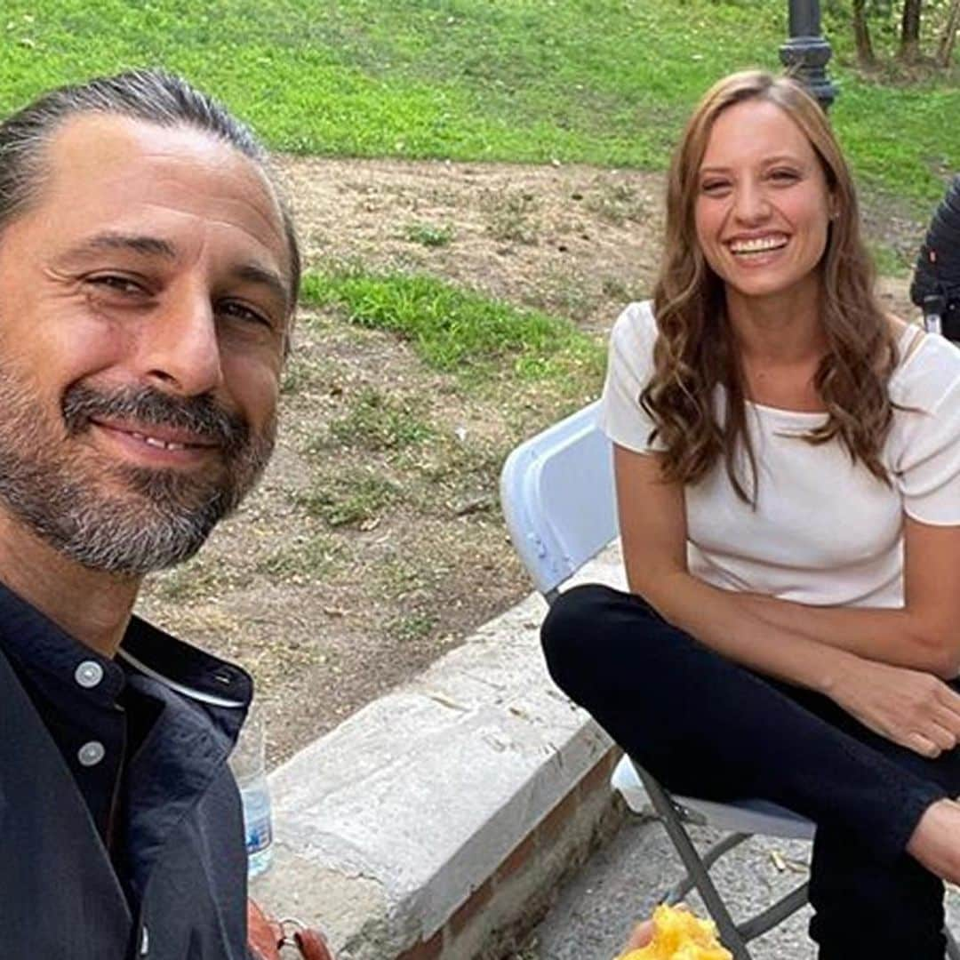 Hugo Silva y Michelle Jenner arrasan con su foto juntos en el rodaje de 'Los hombres de Paco'