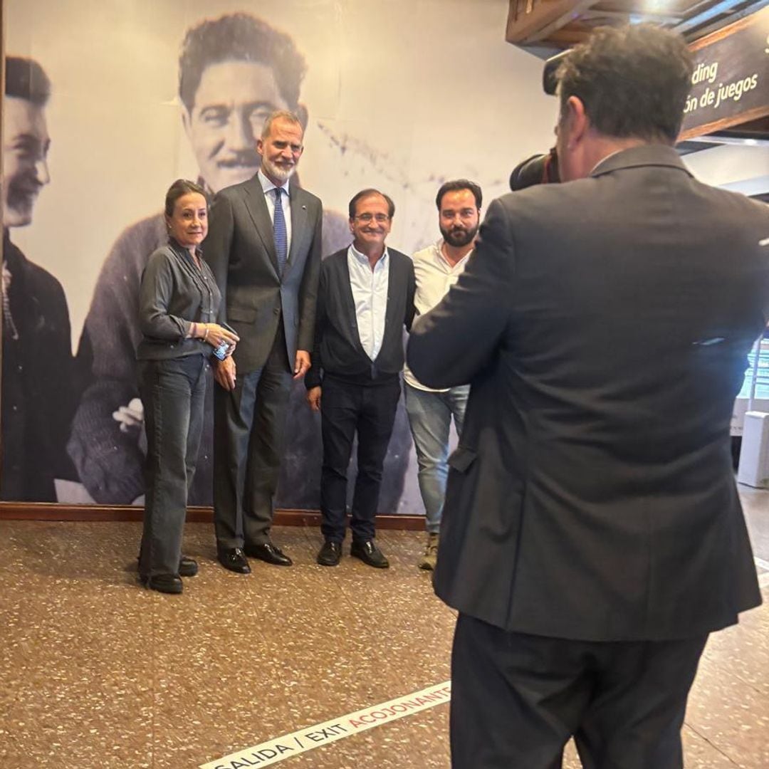 The King stops by surprise at a roadside restaurant in Guadalajara and tries their famous torreznos