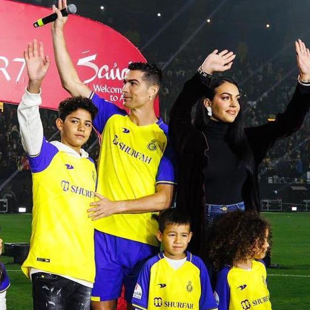 Acompañado por su familia, Cristiano Ronaldo recibe una cálida bienvenida en su nuevo club