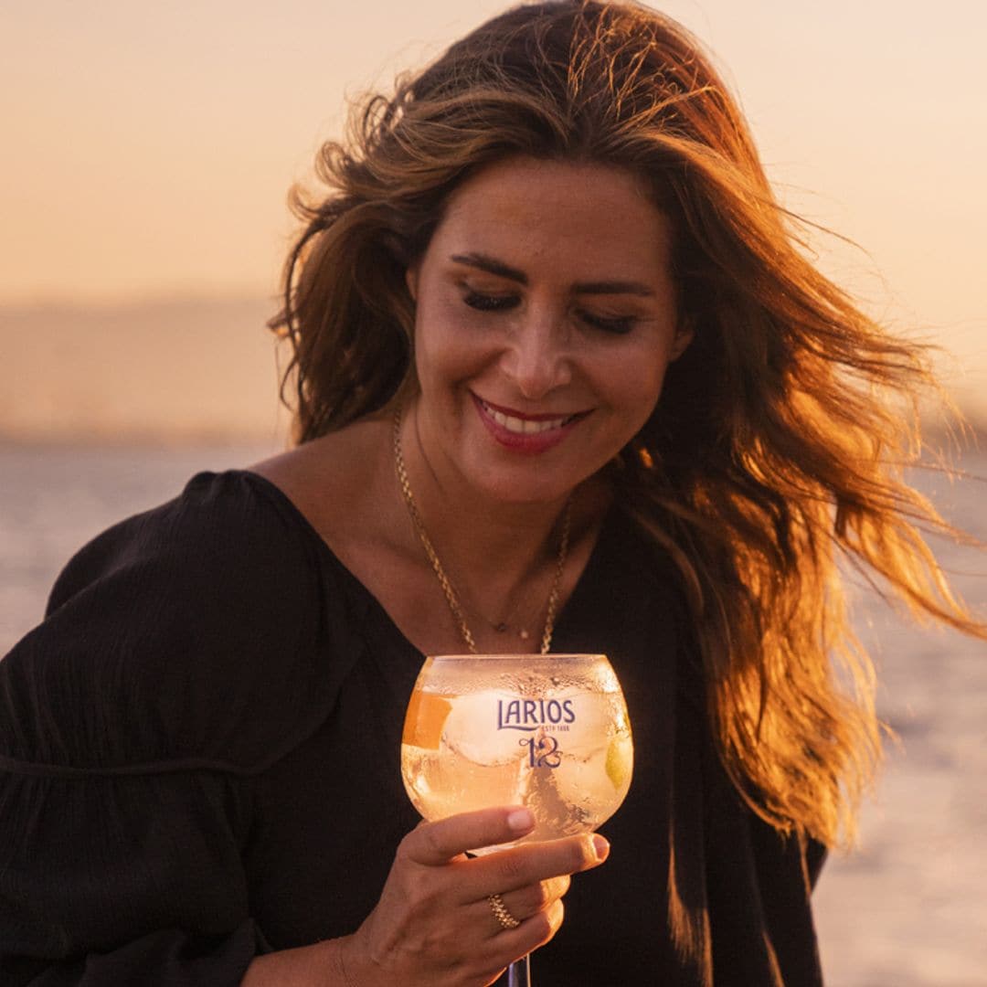 Nuria Roca y Blanca Romero disfrutan de una puesta de sol llena de magia, música y amigos en el Balneario de Málaga