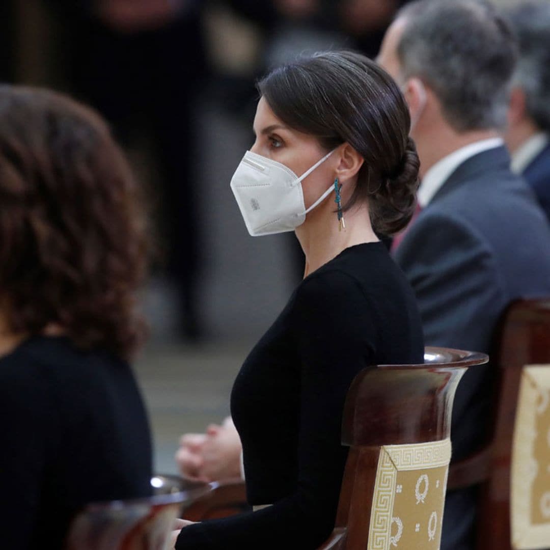 La Reina estrena los únicos pendientes capaces de eclipsar a su falda dorada de 89 euros