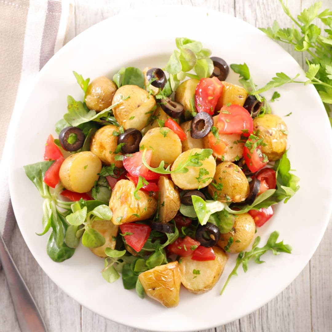 Ensalada 'exprés' de patata, tomate y aceitunas negras