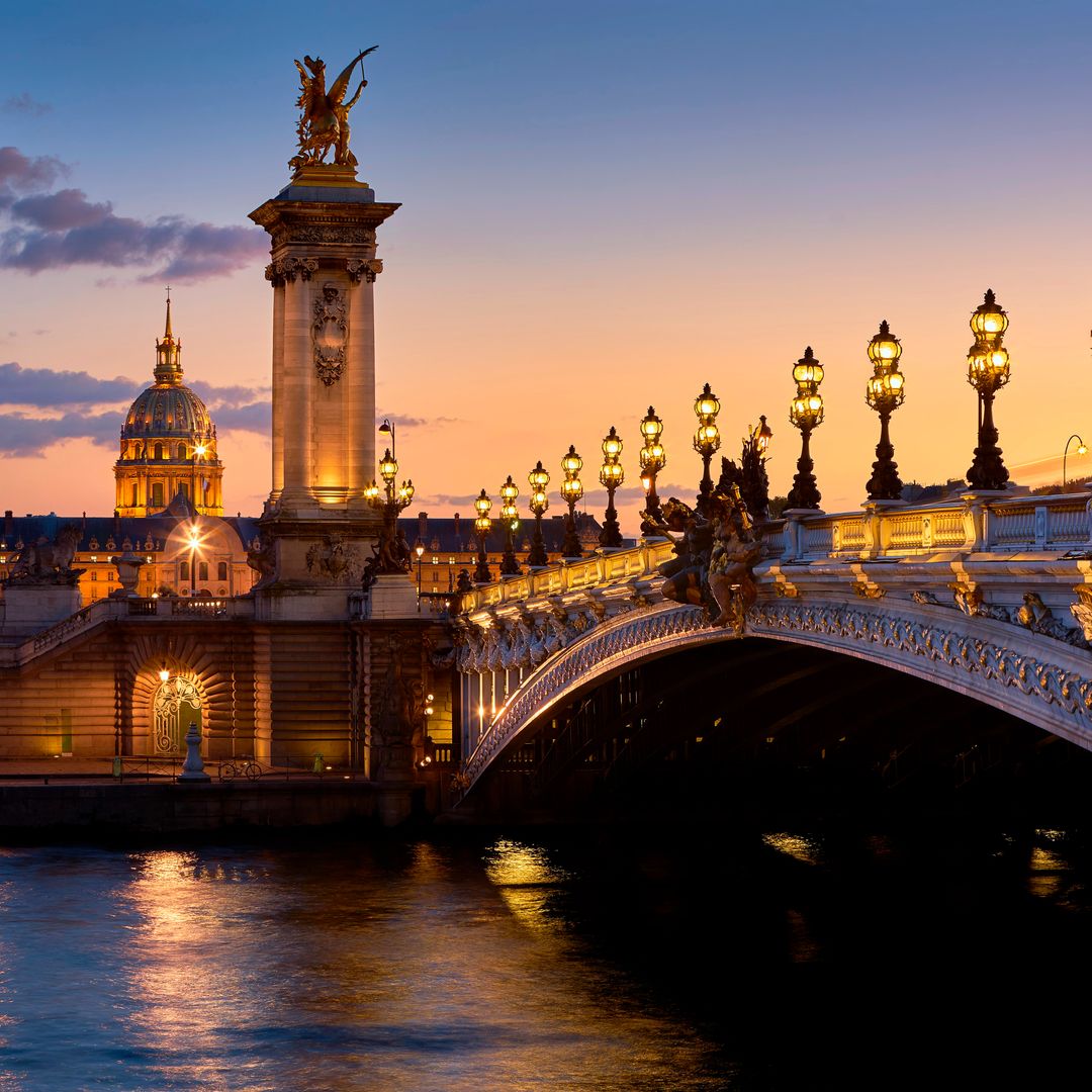 Puente de Alexandre III en París, Francia