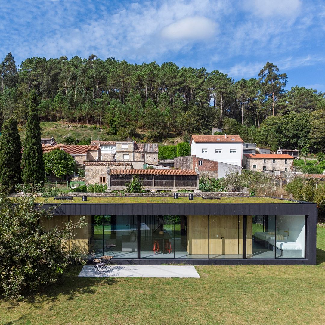 Un refugio en plena naturaleza gallega: una segunda vivienda que conecta tradición y diseño moderno