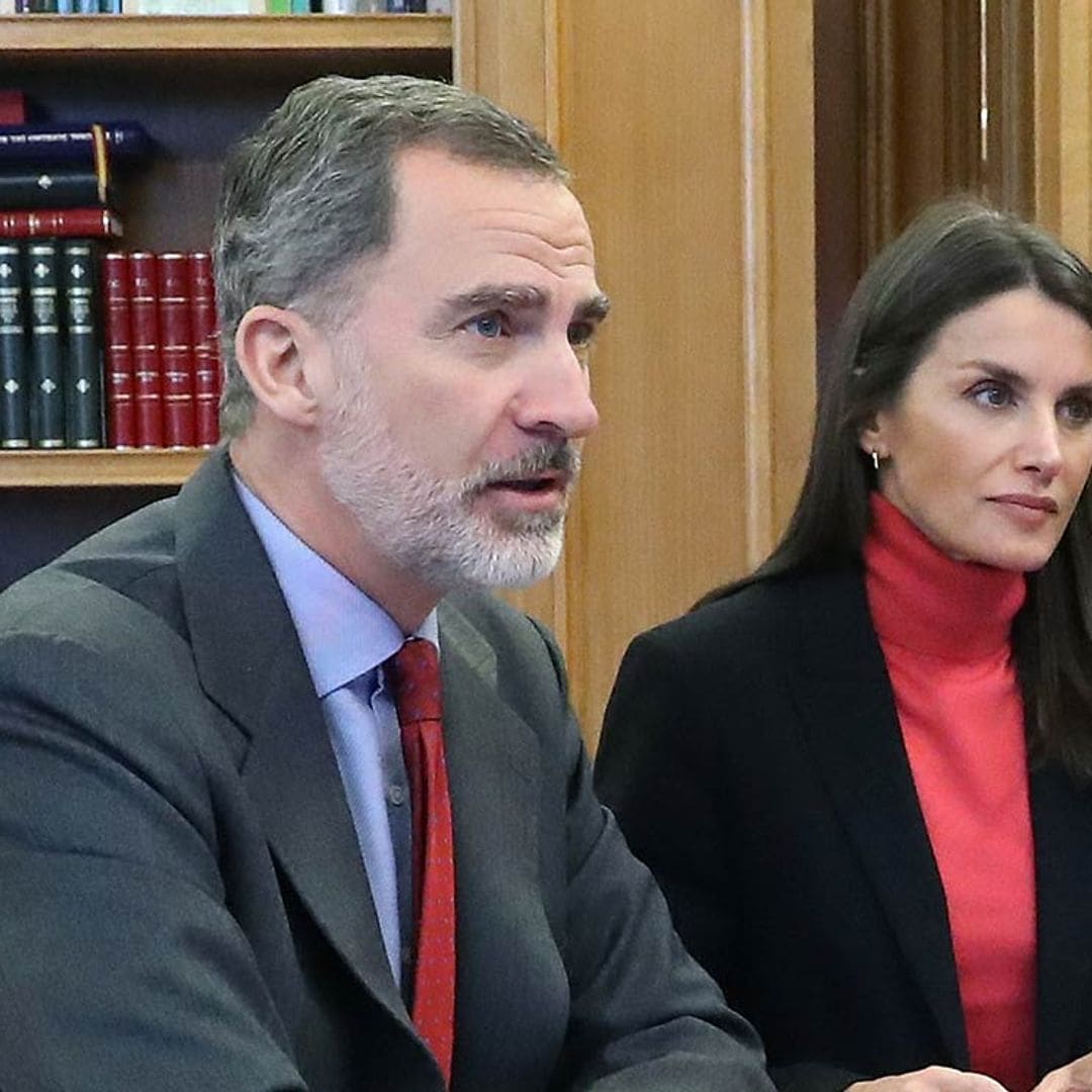 Los Reyes se interesan por la situación que vive la ciudad natal de doña Letizia