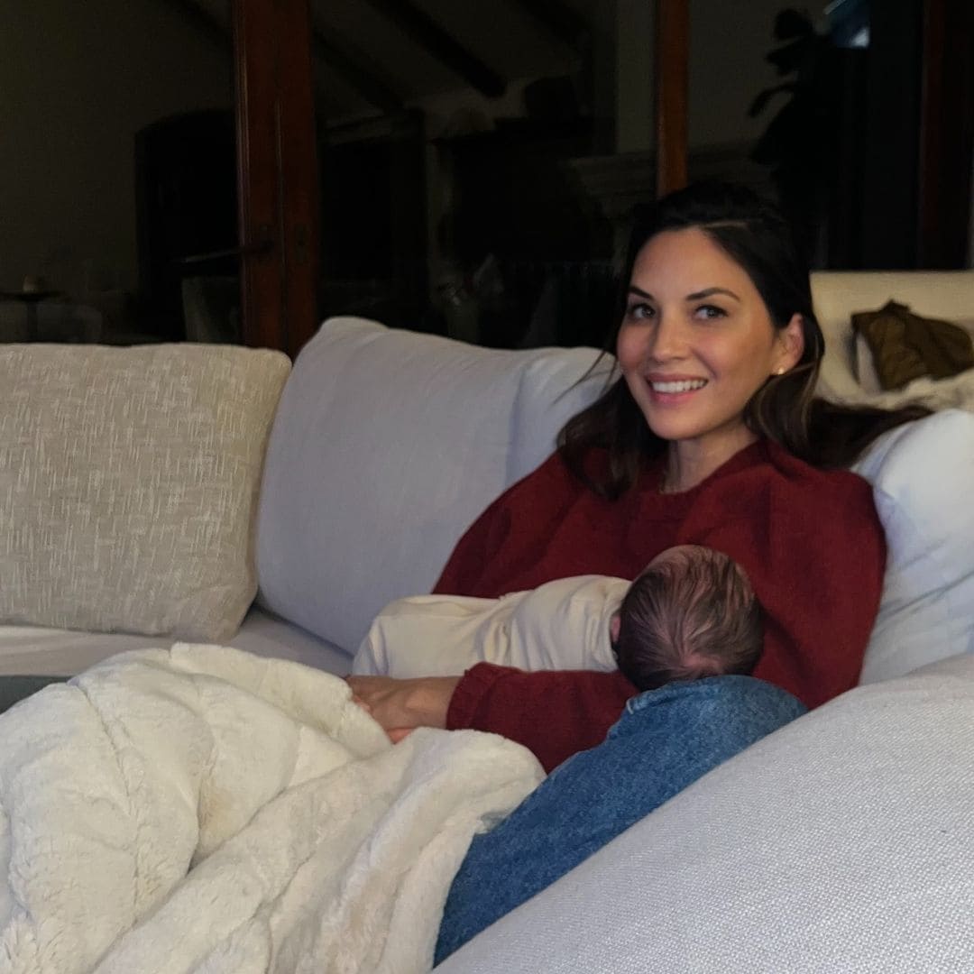 Olivia Munn comparte emocionada nuevas imágenes de su recién nacida tras haber sido madre por gestación subrogada