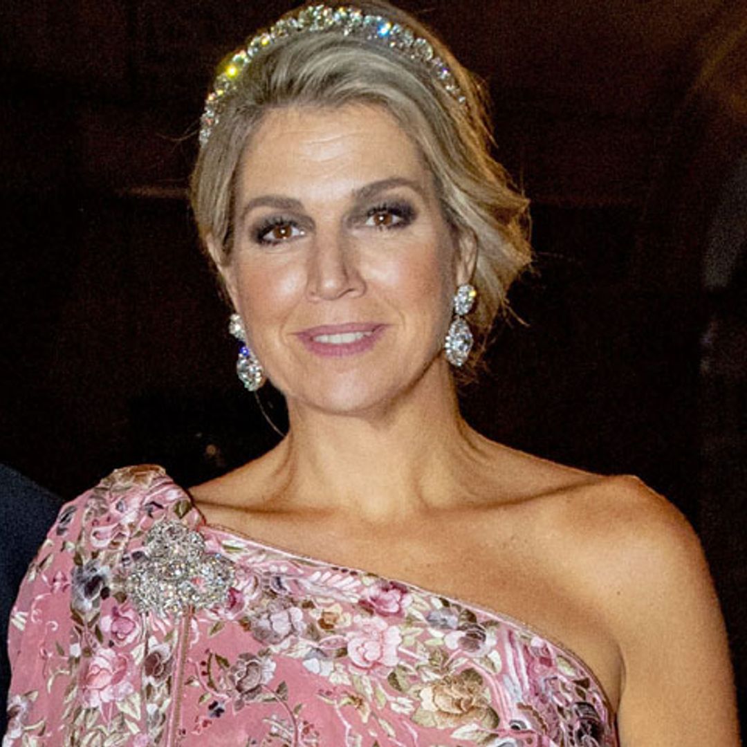 Un nuevo vestido-capa y tiara de diamantes: Máxima deslumbra con su look de gala en la India