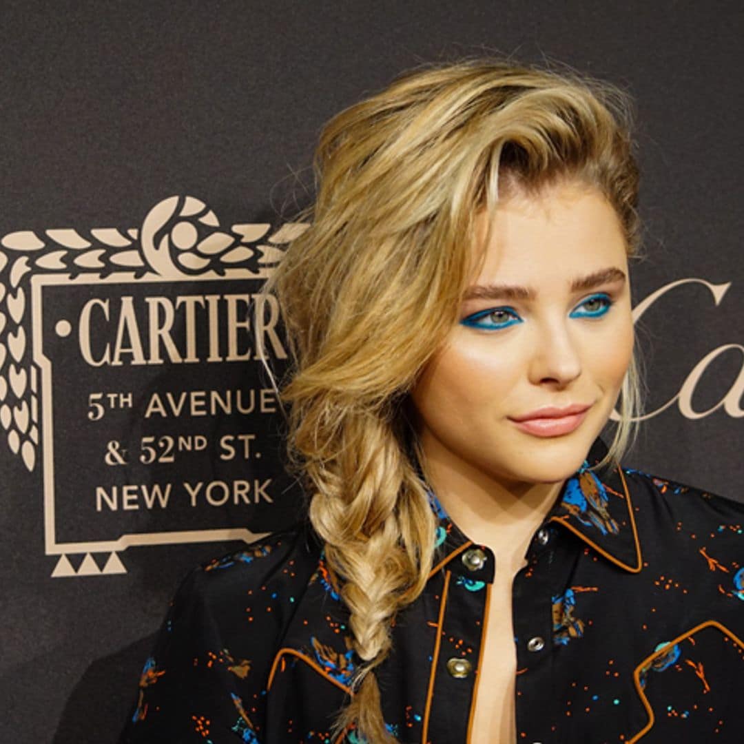 ¿Ojos azules? Saca todo el partido a tu mirada con estos 3 maquillajes de Chloë Grace Moretz