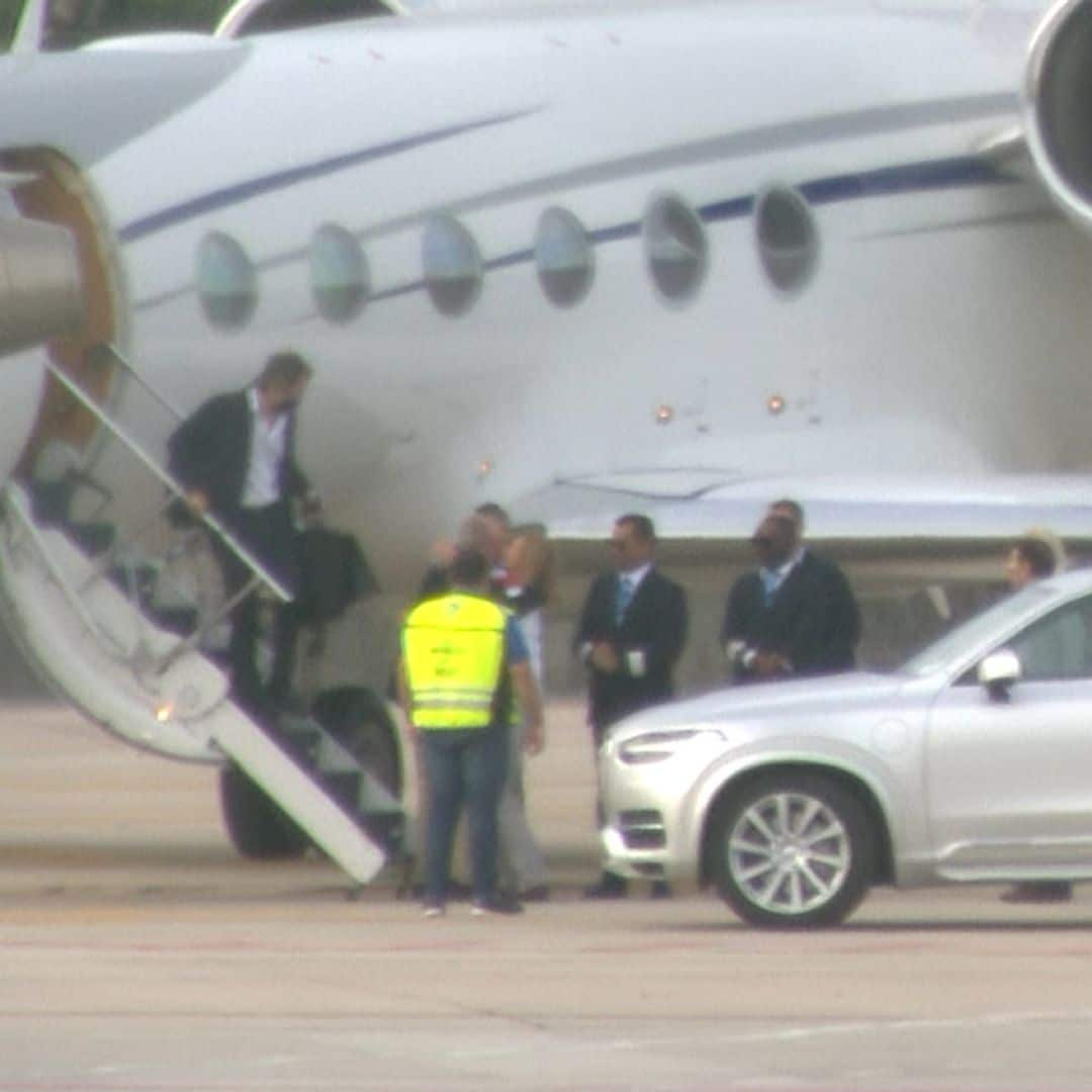 La cariñosa bienvenida de la infanta Elena al rey Juan Carlos en el aeropuerto