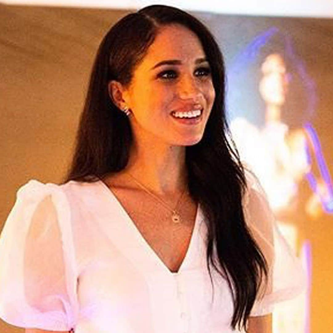 Vuelve la blusa 'puffy' de Meghan Markle... ¡por 28 euros!