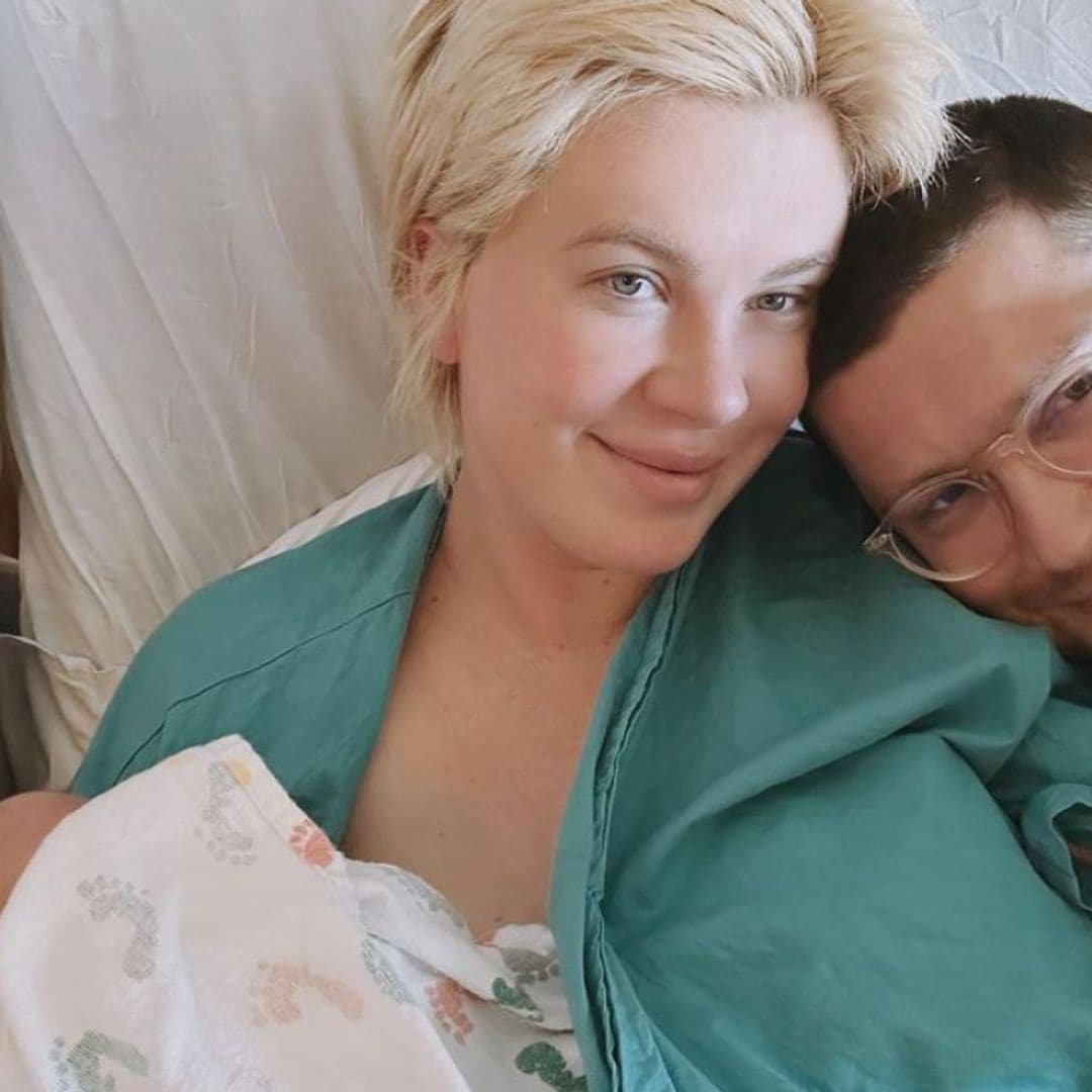 Ireland Baldwin presenta a su pequeña Holland, la primera nieta de Kim Basinger y Alec Baldwin