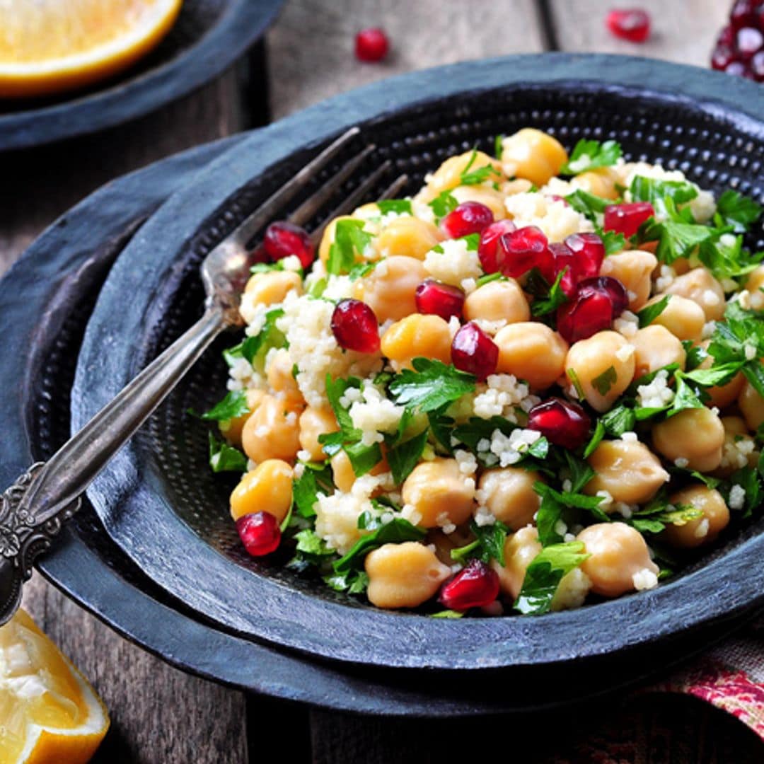 Ensalada de bulgur con granada y garbanzos