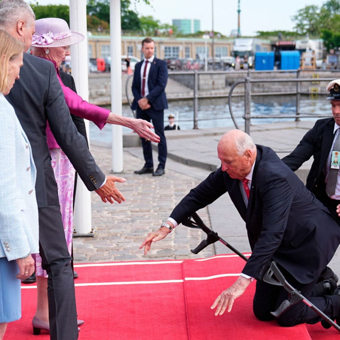 El rey Harald de Noruega se toma con sentido del humor su caída ante la reina Margarita de Dinamarca