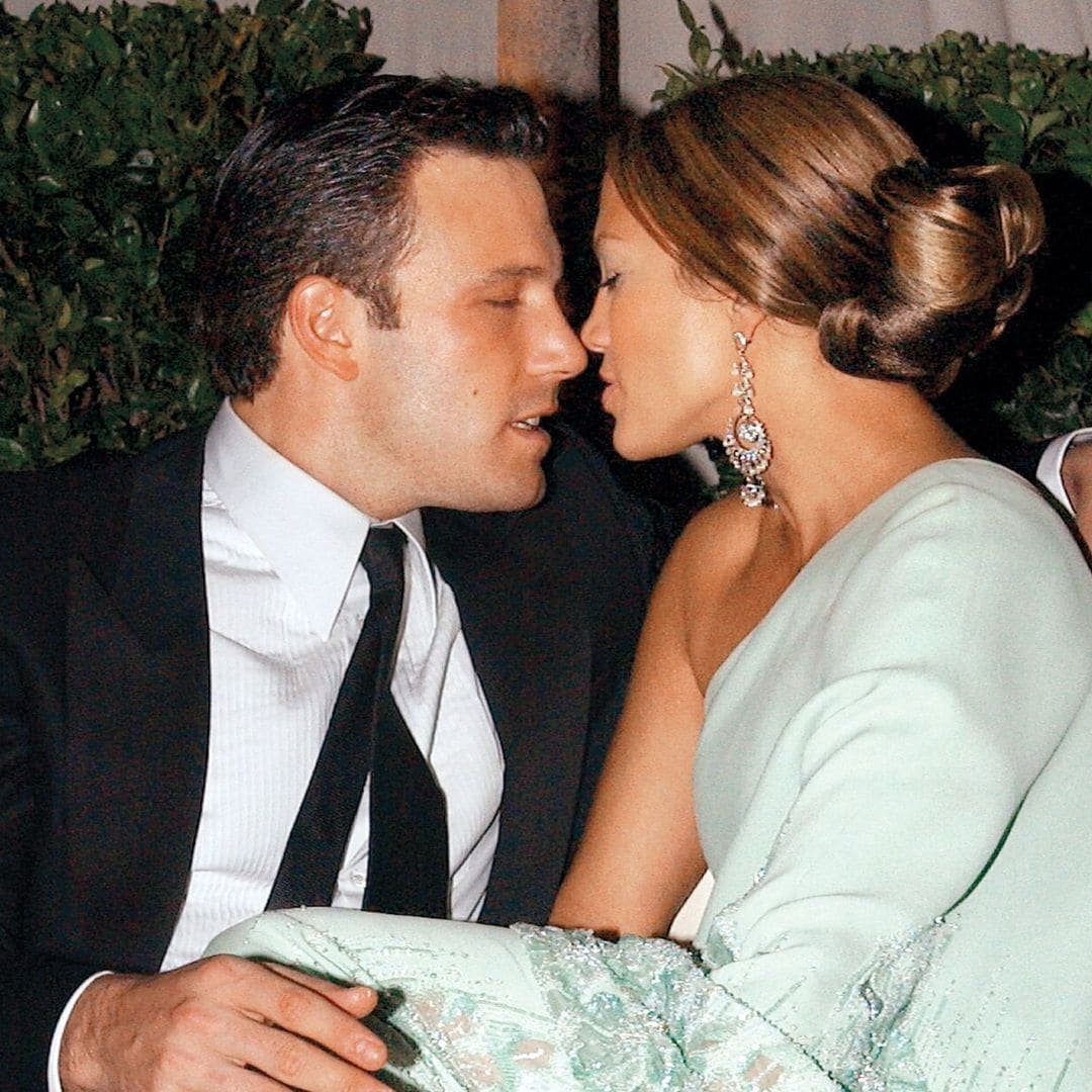 Jennifer Lopez y Ben Affleck confirman su romance con un tierno beso