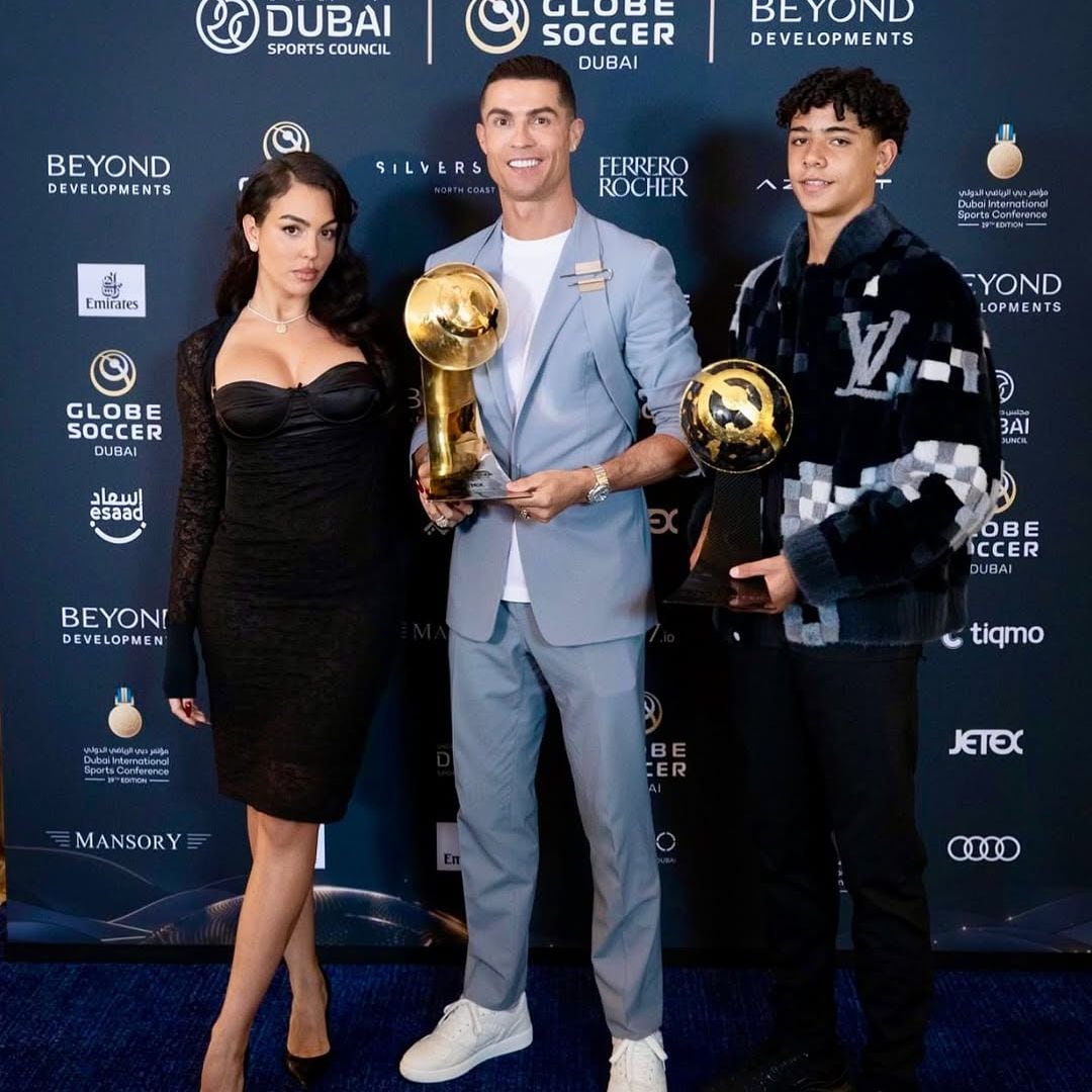 La gran noche de Cristiano arropado por una espectacular Georgina y su hijo mayor, que ya está tan alto como él