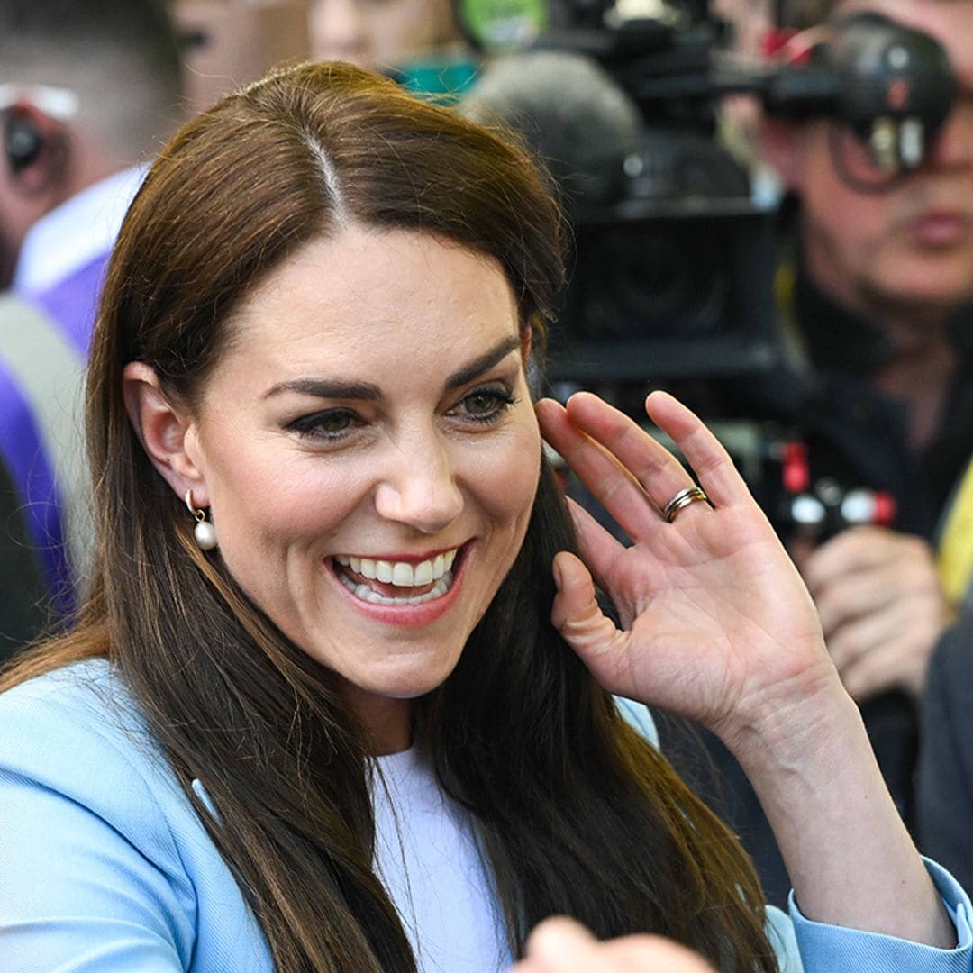 Kate Middleton triunfa con una preciosa chaqueta azul de lino y zapatillas sostenibles