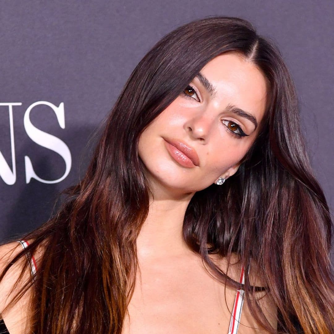 El vestido de Emily Ratajkowski nos traslada al armario de Carrie Bradshaw... ¡y al de Kim Kardashian!