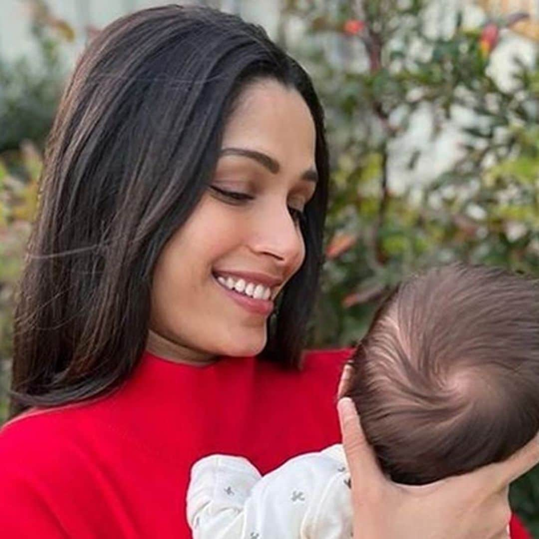 El primer selfie de Freida Pinto junto a su marido y su hijo tras ser mamá