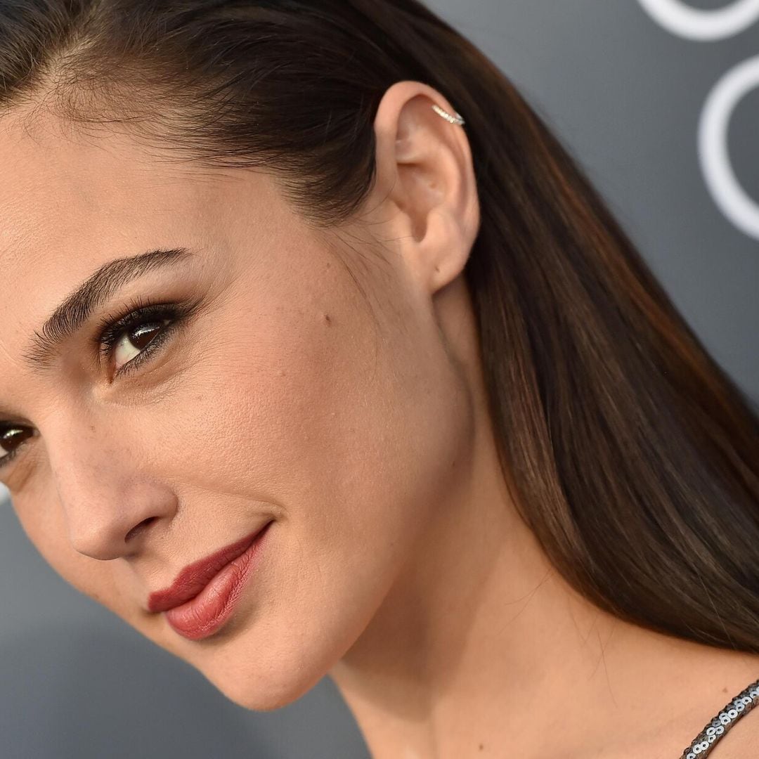 gal gadot close up inclinado wet look