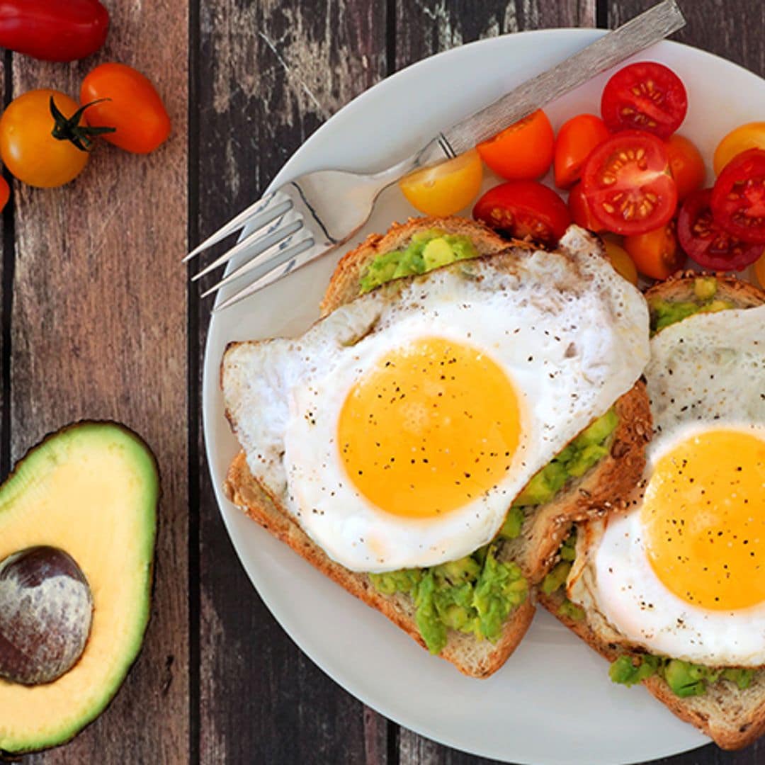 Tostadas con aguacate, huevo plancha y tomates cherry