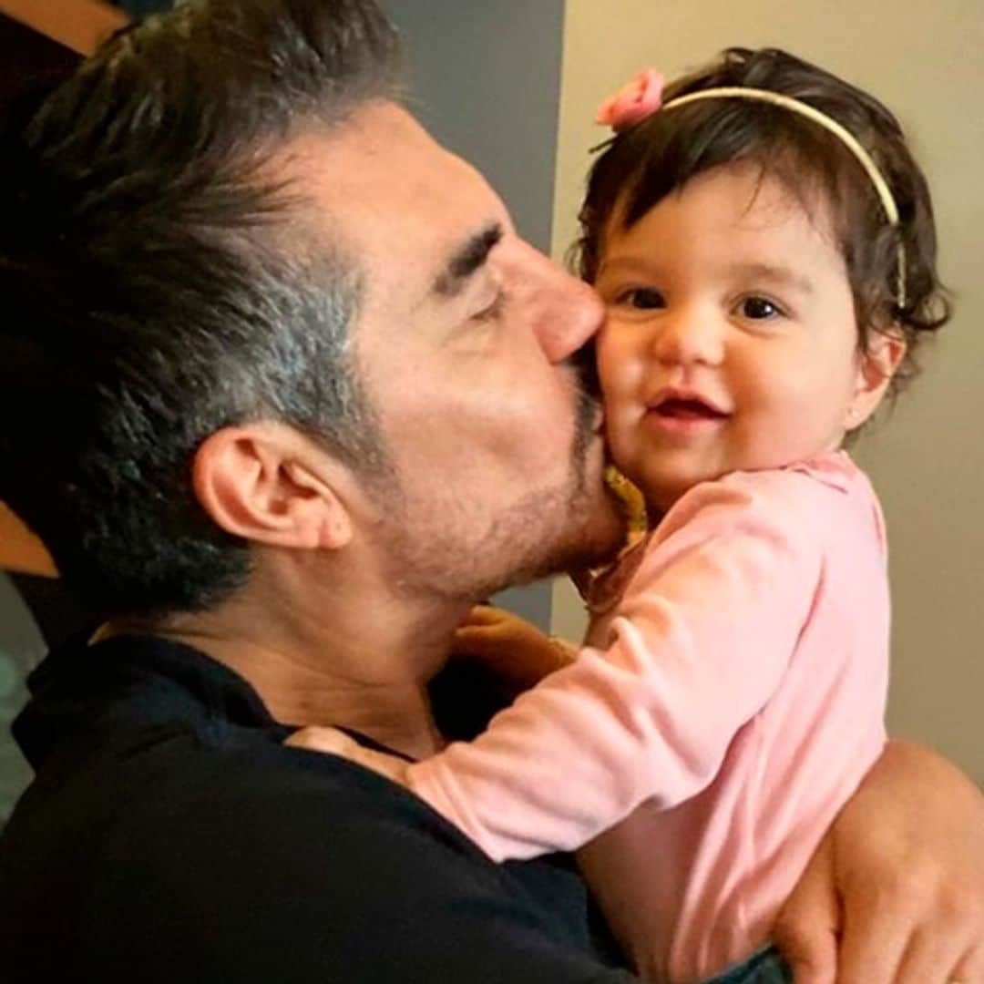 Es muy chiquita, pero Emily, la hija de Adrián Uribe, ya muestra sus dotes de actriz