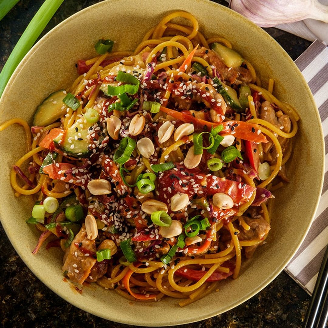 'Noodles' con verduras, pollo, cacahuetes y salsa 'sriracha'